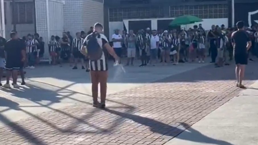 Torcedor do Botafogo joga sal grosso em calçada do Nilton Santos