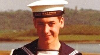 Ex-membro da marinha conta como foi ser demitido por ser gay