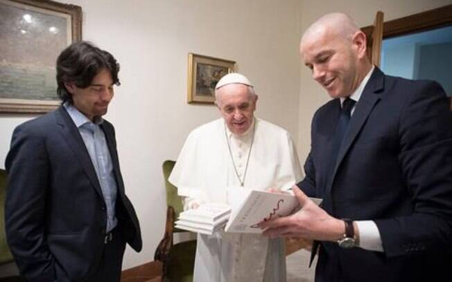 Papa Francisco traz temática jovem a novo livro, mas não é a primeira vez que ele se aproxima da nova geração