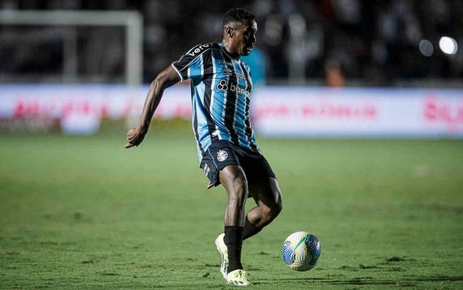 Edenílson em atuação pelo Grêmio, sua nova equipe, em abril