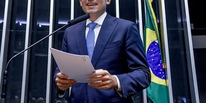Hugo Motta admite viagem a Lisboa em jato de Vorcaro