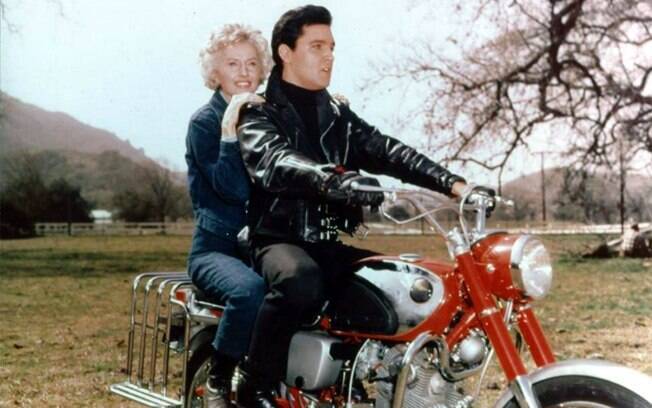 Elvis Presley e Barbara Stanwick em “Carrossel de Emoções”