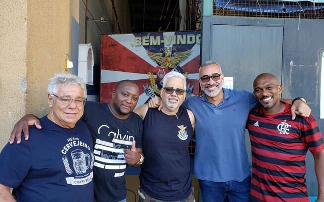 Marcelo Viñhaes, no centro, ao lado de outros integrantes da escola de samba carioca