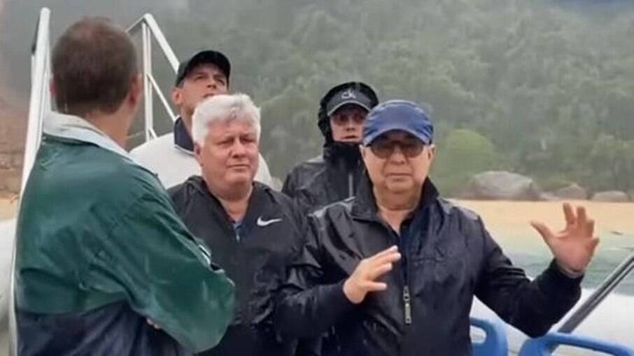 Prefeito de Angra dos Reis, Fernando Jordão (à direita), acompanha os trabalhos de resgate no município