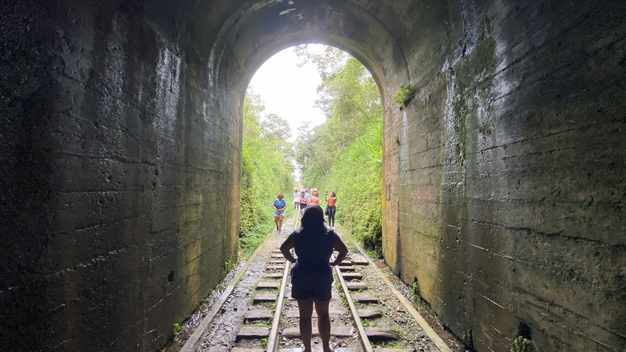 Fundamental na Revolução Constitucionalista de 1932, palco de batalhas e hoje ponto turístico, o Túnel da Mantiqueira tem quase 1km de extensão.