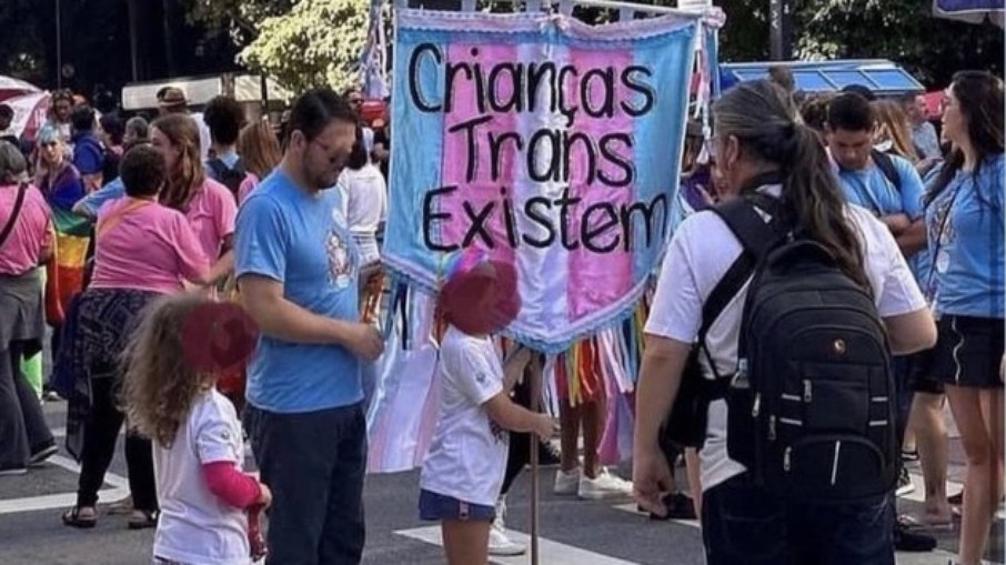 'Crianças Trans Existem': faixas exibidas na Parada Gay de SP causa indignação