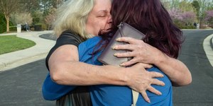 Mãe reencontra filha após 24 anos fugindo da prisão
