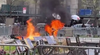 Homem se incendeia em frente ao tribunal de julgamento de Trump