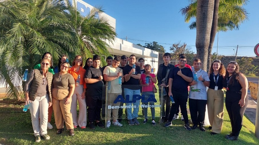 jovens atendidos pela Cielo visitam Brasalpla jovens atendidos pela Cielo visitam Brasalpla