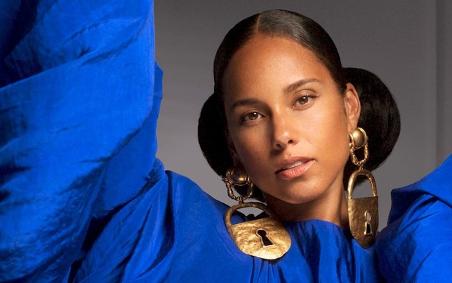 Alicia Keys não gostou nem um pouco de uma fã que tentou beijá-la durante show