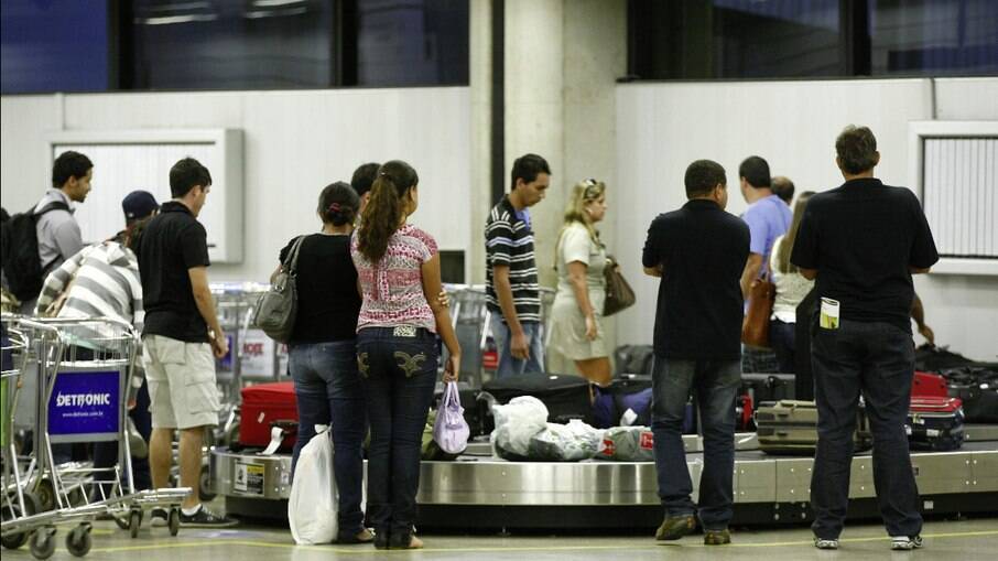 Número de cancelamentos de voos está subindo porque as companhias estão remanejando suas operações