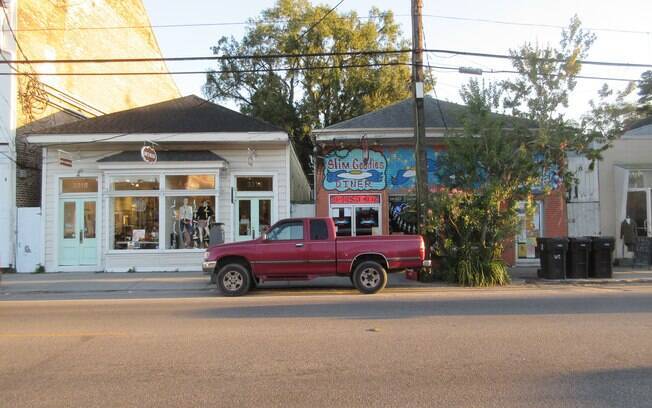 Picape estacionada em frente a lojas na Magazine Street