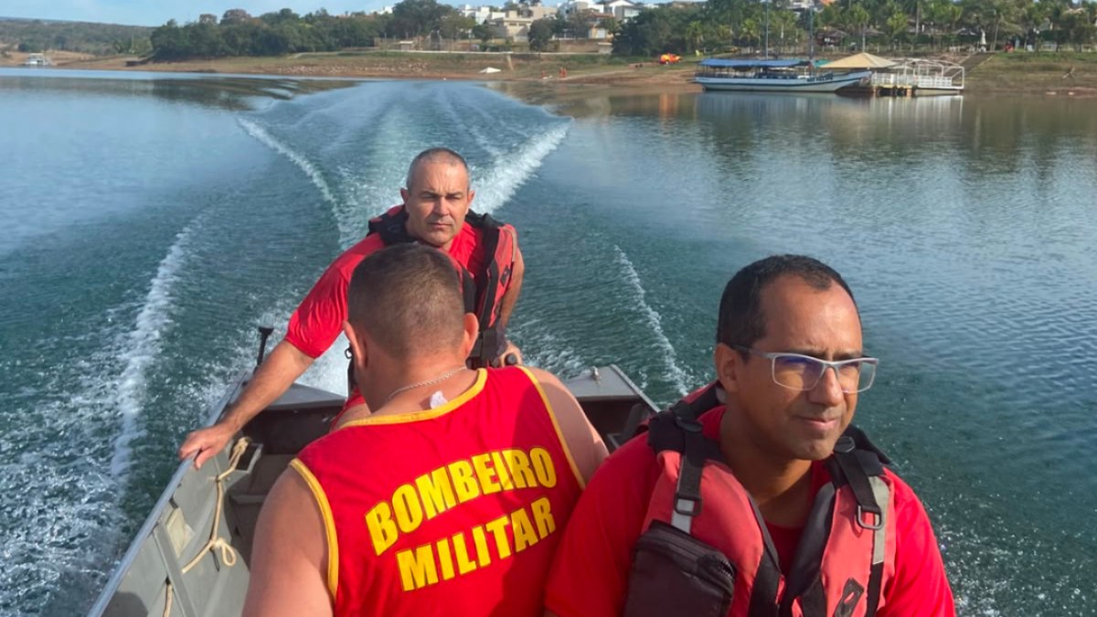 Ultraleve cai no Lago Corumbá e duas pessoas são resgatadas