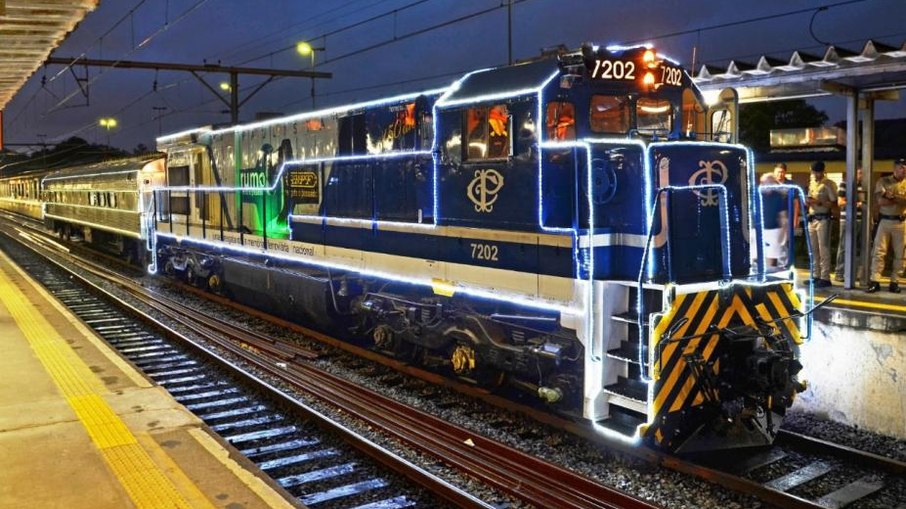 O trem iluminado vai percorrer mais de 800 quilômetros
