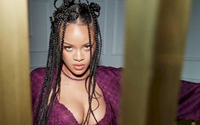 Rihanna é flagrada por fotografo exibindo sua barriga de gestação