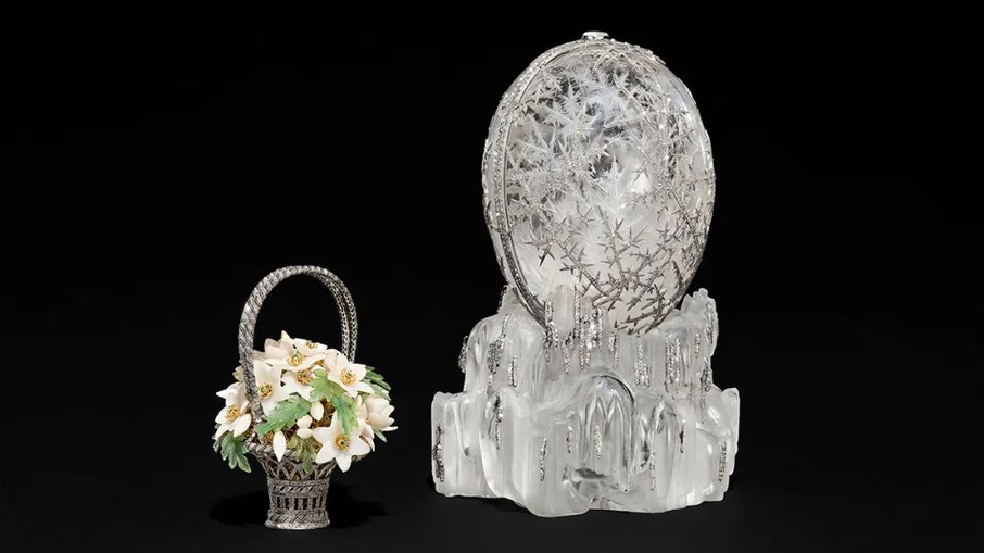 Cesta interior e o Ovo Imperial de Inverno fechado.