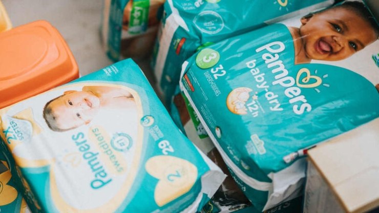 Ladrão furta pacotes de fraldas em farmácia no Estância Suiça