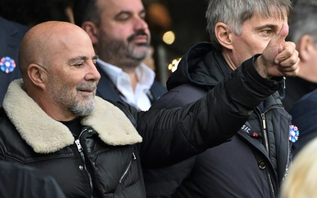 Jorge Sampaoli acompanha jogo entre Rennes e Toulouse pelo Campeonato Francês neste domingo, no estádio Roazhon