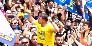 Vídeo: Flávio Bolsonaro repete cena vivida pelo pai em MG