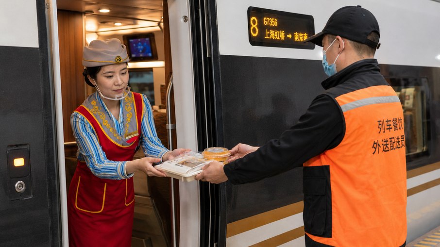 Na China, comida pode ser entregue direto no seu assento no trem