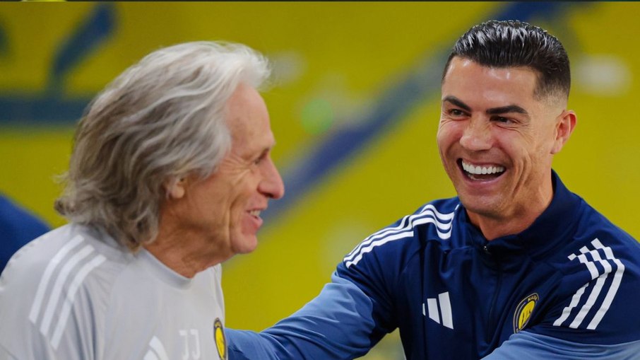 Cristiano Ronaldo e Jorge Jesus durante treino do Al-Nassr