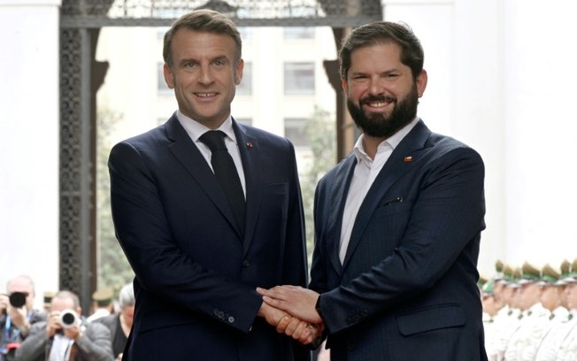 Os presidentes da França, Emmanuel Macron (à esquerda), e do Chile, Gabriel Boric, em 20 de novembro de 2024, em Santiago