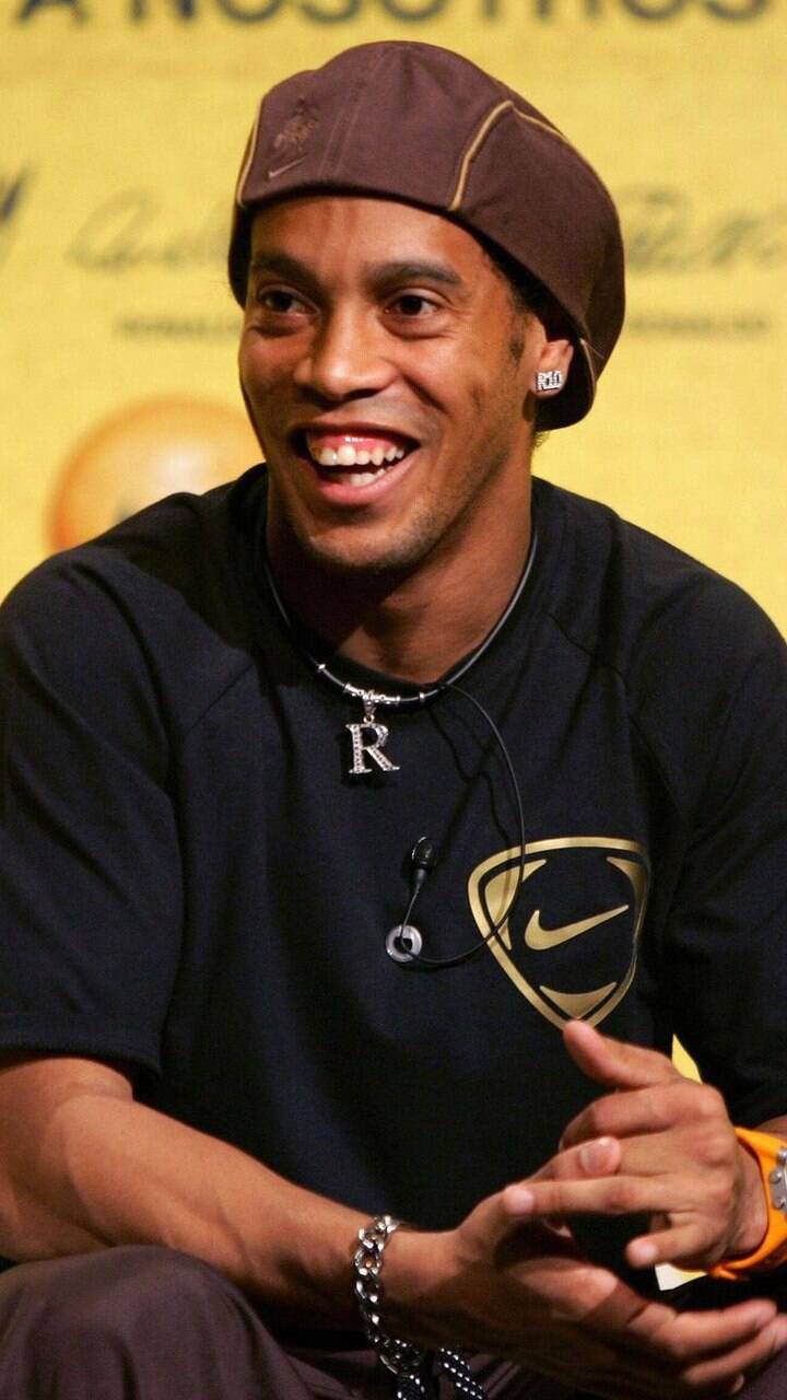 Rolê aleatório: Ronaldinho Gaúcho ganha Aston Martin de sheik