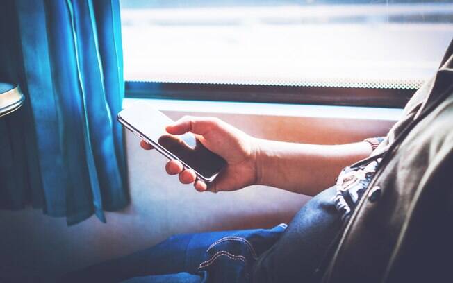 Repórter da BBC conta como foi notar que homem ao seu lado no ônibus assista à pornografia no celular