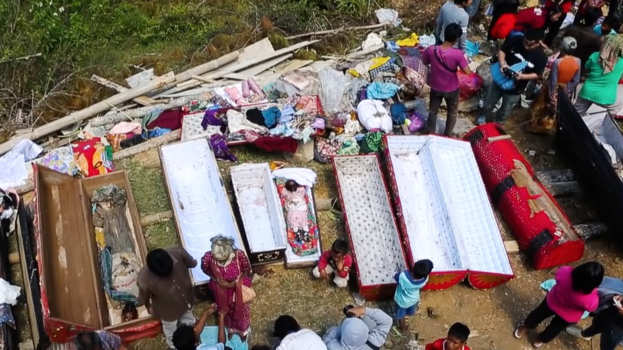 Ritual de aldeia na Indonésia é conhecido por desenterrar familiares mortos