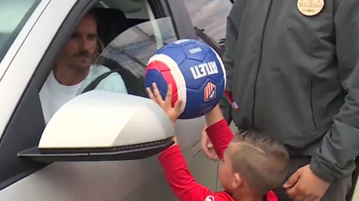 Griezmann realiza sonho de pequeno torcedor do Atlético de Madrid