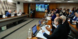 PEC que acaba com reeleição e unifica eleições avança no Senado