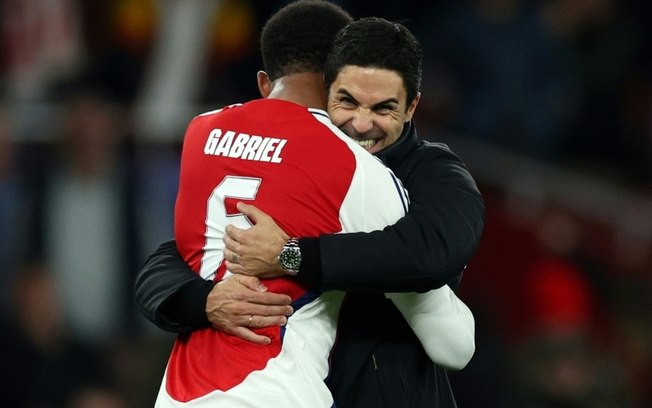 O técnico do Arsenal, Mikel Arteta (à direita), abraça o brasileiro Gabriel Magalhães após a vitória por 2 a 0 sobre o Paris Saint-Germain pela Liga dos Campeões, no dia 1º de outubro de 2024, em Londres