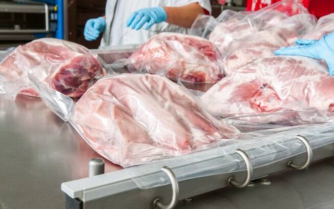 Frigoríficos envolvidos no esquema criminoso descoberto pela PF  'maquiavam' carnes vencidas com ácido ascórbico