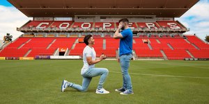 Jogador de futebol pede namorado em casamento em estádio na Austrália