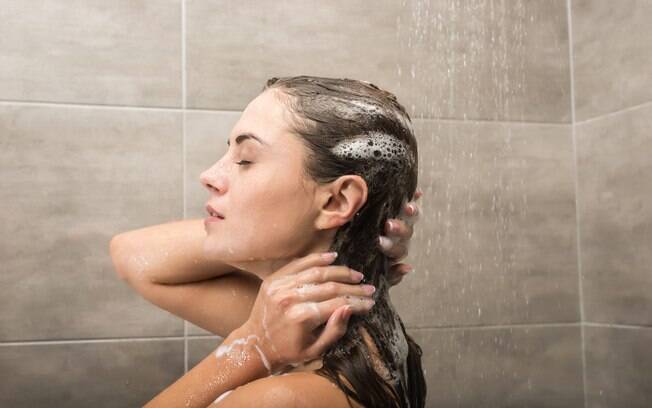 Lavar os fios com água muito quente resseca o couro cabeludo, o que pode causar efeito rebote e deixar o cabelo oleoso 