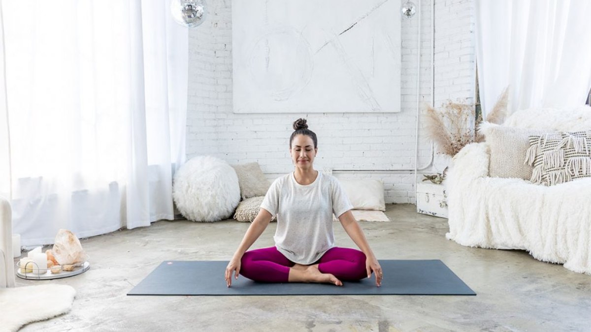Professora de yoga ensina 10 posturas para fazer todos os dias de