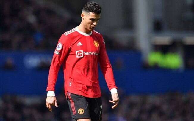Cristiano Ronaldo pede desculpas após derrubar celular de torcedor rival e o convida para jogo do United
