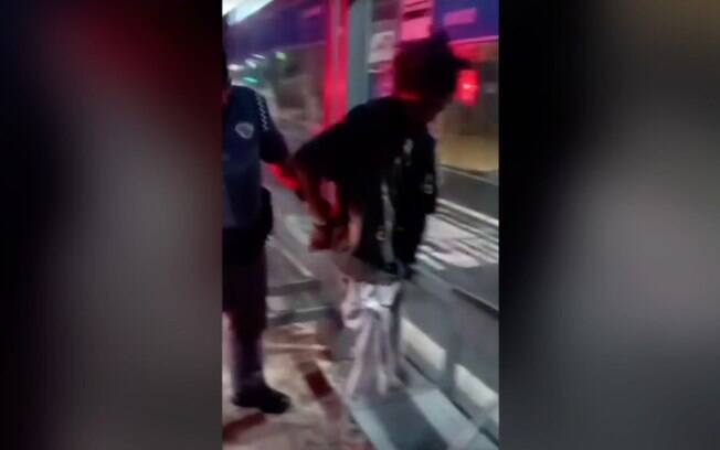 Motorista flagra homem assediando passageira em ponto de ônibus