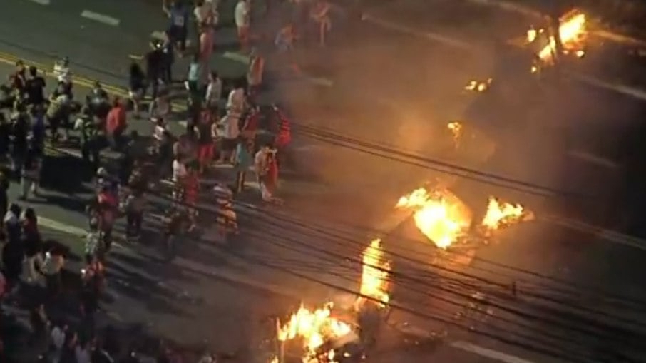 Moradores protestam contra falta de luz em São Paulo