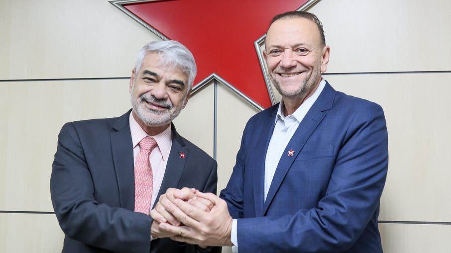 O atual presidente do PT, Humberto Costa, e o presidente eleito Edinho Silva O atual presidente do PT, Humberto Costa, e o presidente eleito Edinho Silva