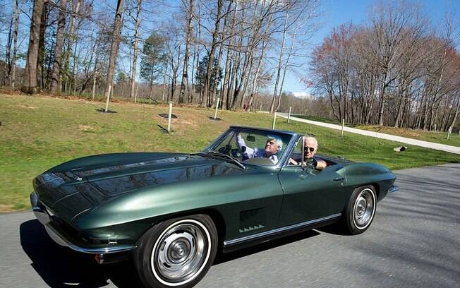 Joe Biden ao volante de seu  Corvette Stingray 1967 pintado de Verde Goodwood com o apresentador de TV e colecionador de carros Jay Leno