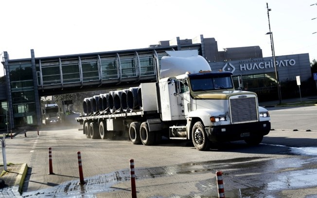 Um caminhão na entrada principal da siderúrgica Huachipato, em Talcahuano, região Bio Bio, Chile, em 10 de setembro de 2024