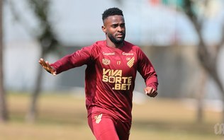 Com bom início no Athletico, Mendoza avalia duelo com o São Paulo