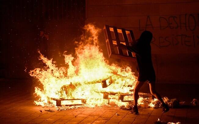 Protestos em Barcelona durante a madrugada do dia 31