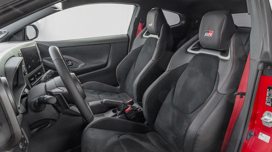 Bancos esportivos do GR Yaris 2026 com acabamento em suede