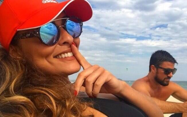 Juliana Paes curte dia de praia ao lado do marido e mostra corpão no Instagram