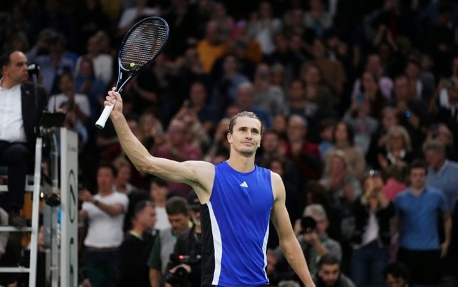 Alexander Zverev comemora a vitória sobre Stefanos Tsitsipas nas quartas de final do Masters 1000 de Paris Alexander Zverev comemora a vitória sobre Stefanos Tsitsipas nas quartas de final do Masters 1000 de Paris