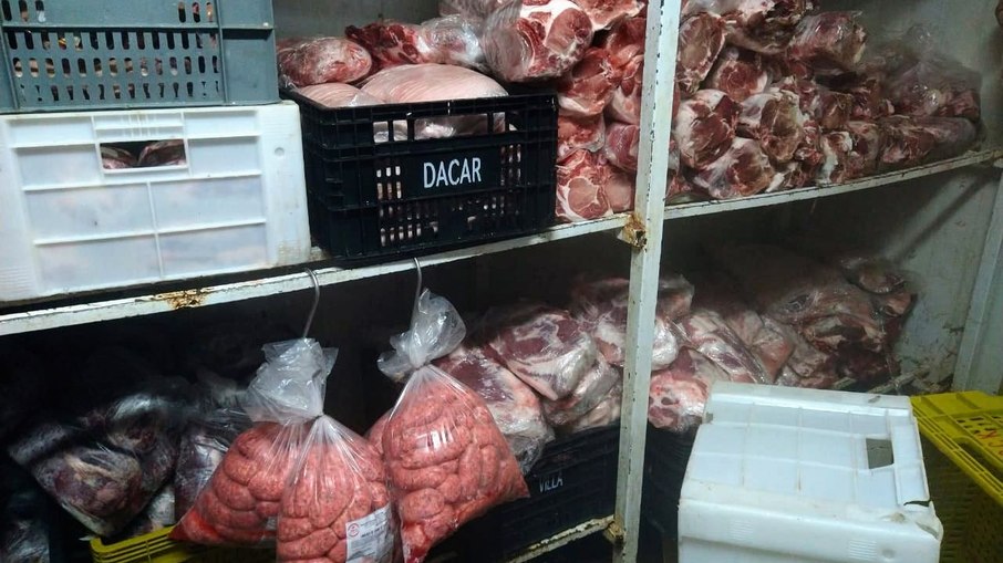 A equipe do órgão encontrou produtos com data de validade vencida expostos para venda, o que coloca que risco a saúde das pessoas, mercadorias sem data de validade e ainda a exposição de 15 quilos de carne moída em um bandejão fora da refrigeração. A equipe do órgão encontrou produtos com data de validade vencida expostos para venda, o que coloca que risco a saúde das pessoas, mercadorias sem data de validade e ainda a exposição de 15 quilos de carne moída em um bandejão fora da refrigeração.