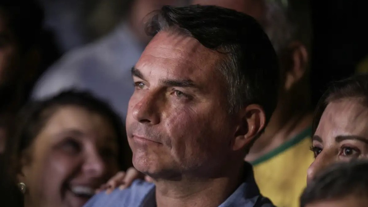 Moraes pode colocar Flávio na lista da Interpol após fuga