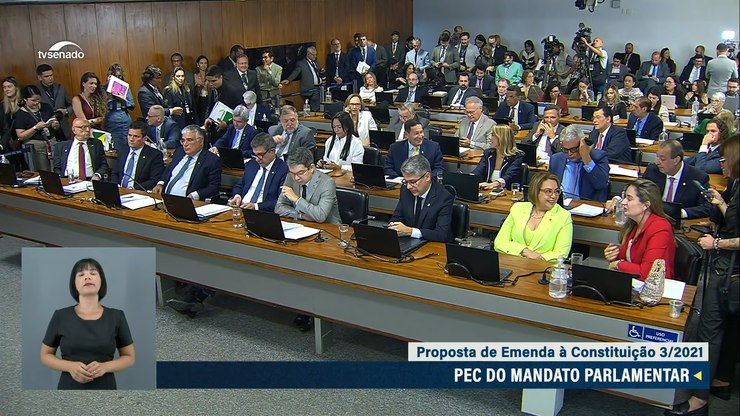 CCJ do Senado rejeita e arquiva PEC da Blindagem por unanimidade